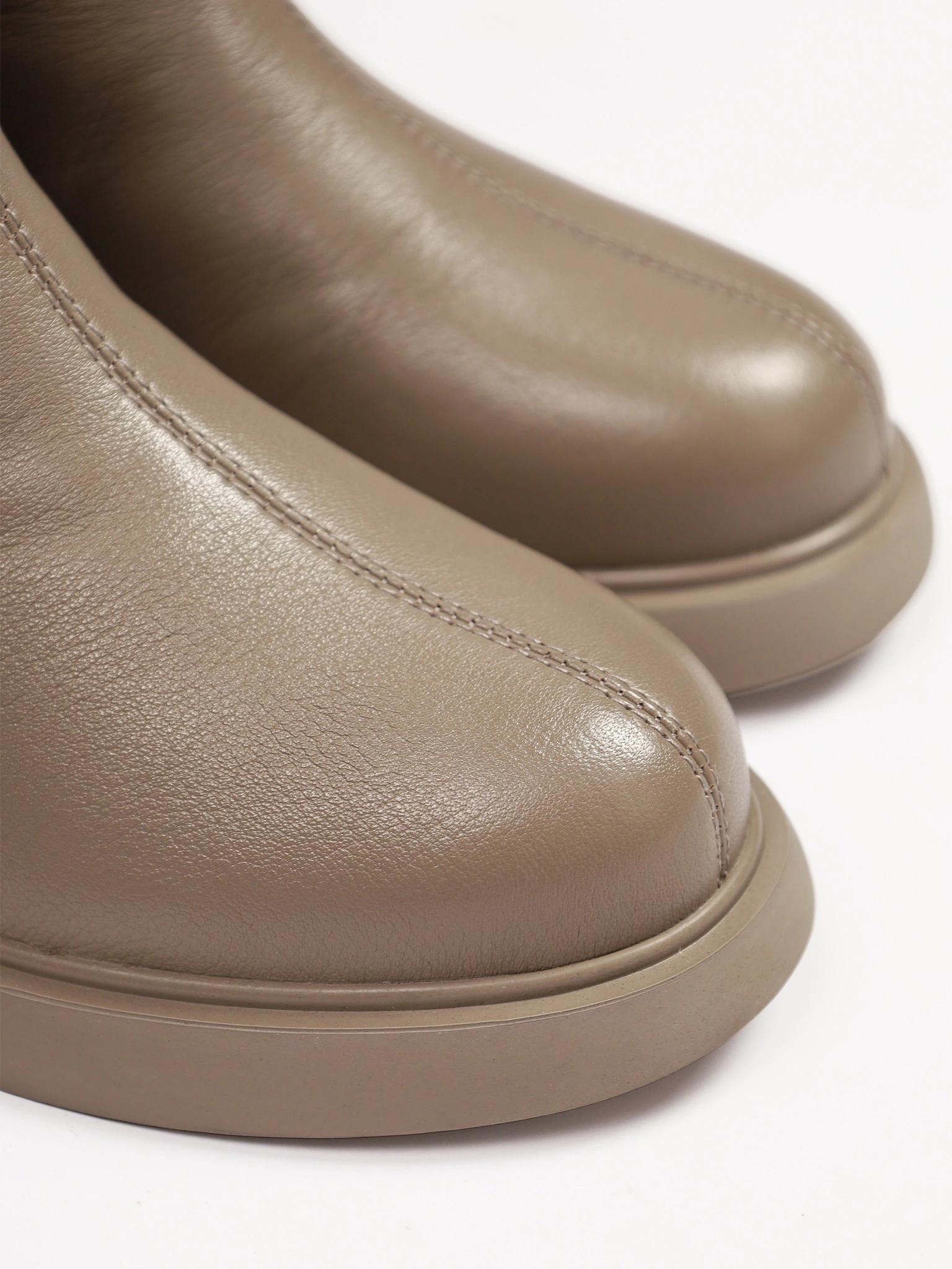 Сапоги серого цвета на среднем широком каблуке с мягкими складками